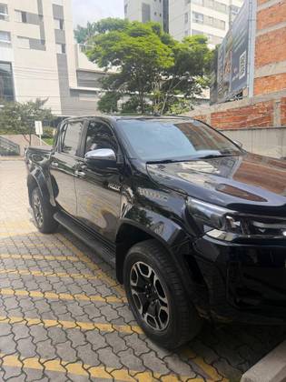 TOYOTA HILUX 2.8 D-4D TURBO DIESEL CD SRX PLUS 4X4 AUTOMÁTICO TOYOTA HILUX 2.8 D-4D TURBO DIESEL CD SRX PLUS 4X4 AUTOMÁTICO